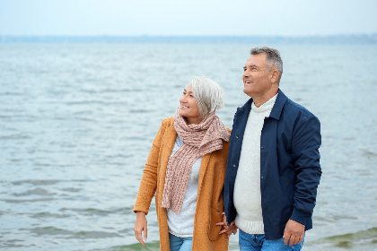 攻藏在椅子里和受做的漫画